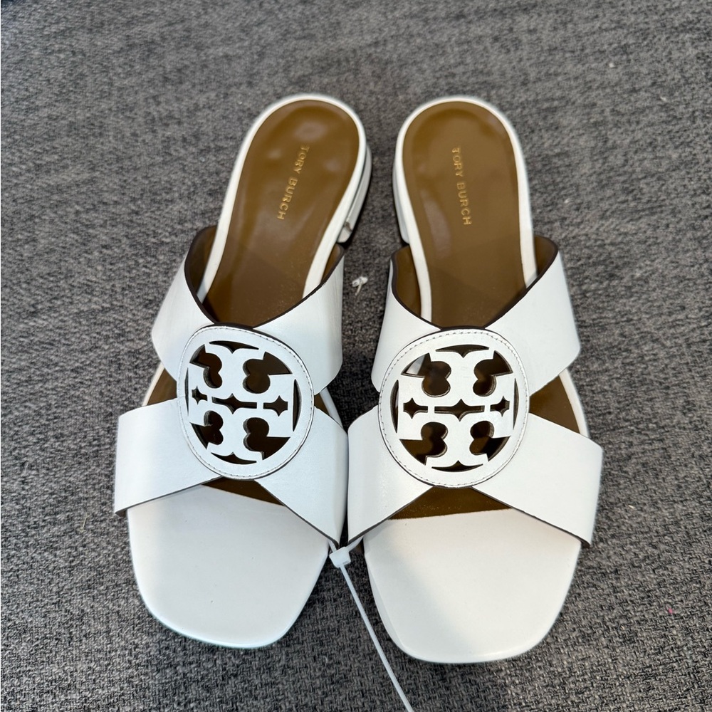 Tory Burch White Sandals with white Medallion - Picture 4 of 10